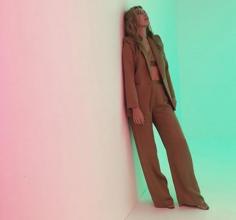 Dichen Lachman modelo desnudo imagen