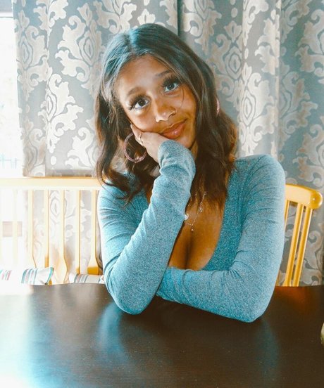 Lyla Troglin star du porno belle des photos