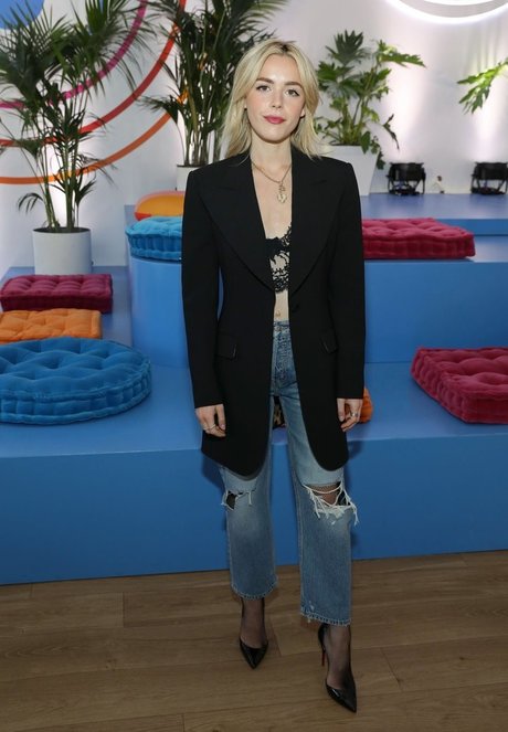 Kiernan Shipka star du porno en haute qualité img