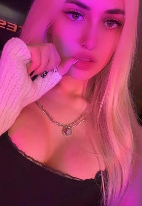 Morana Battory estrella porno en alta definición fotos