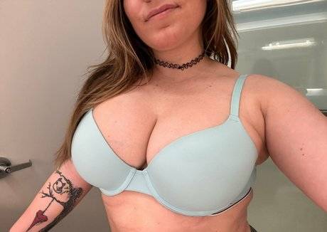 Curvyllama porn actress pics