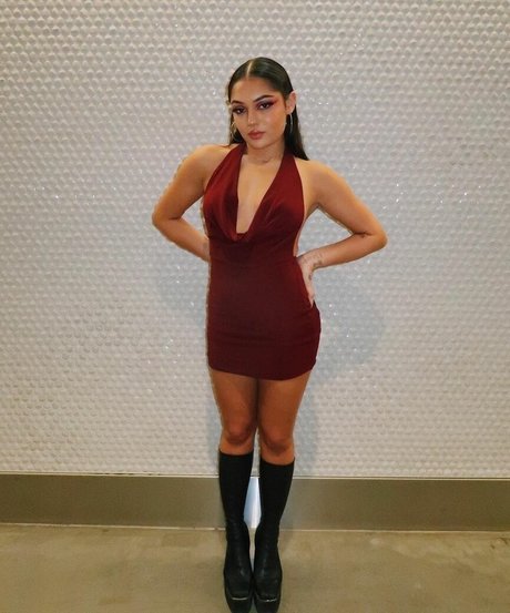 Avani Gregg actriz caliente imágenes