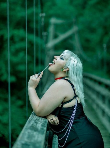 lvngdedgrl adult model pictures