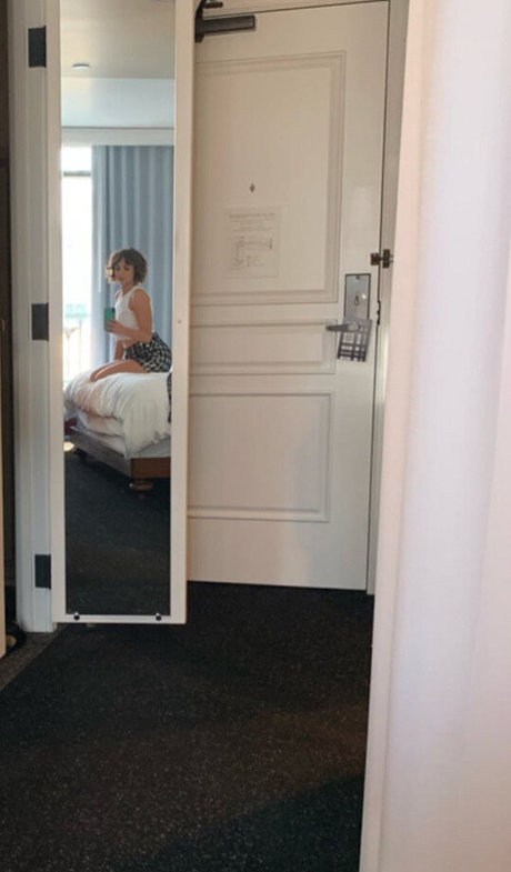 Milana Vayntrub art modèle galeries