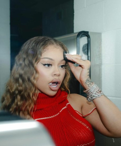 latto777 modelo superior foto