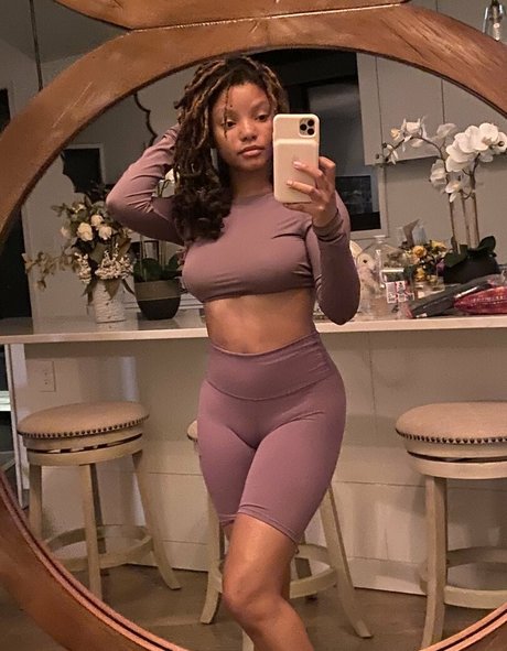 Halle Bailey modèle chaud image