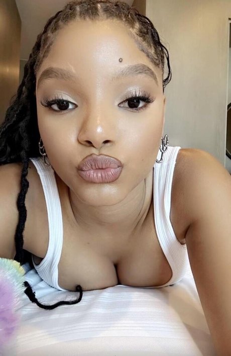 Halle Bailey estrella hermosa foto