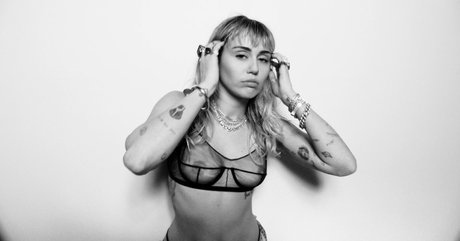Miley Cyrus estrella porno superior fotos