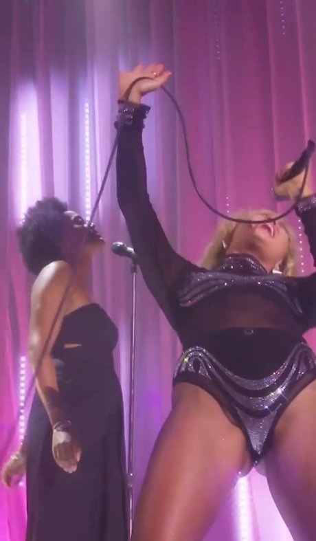 Miley Cyrus estrella desnuda foto