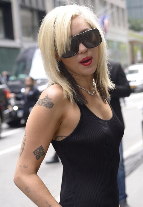 Miley Cyrus modèle chaud image