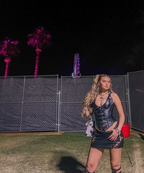 Sofia Jamora modelo desnuda galerías