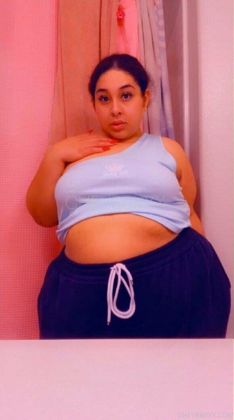 cheybbxxx modèle nu des photos