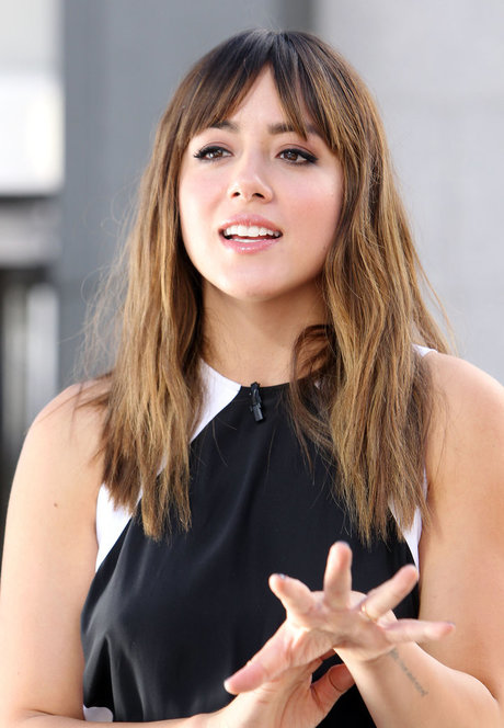 Chloe Bennet modelo de alta calidad galería