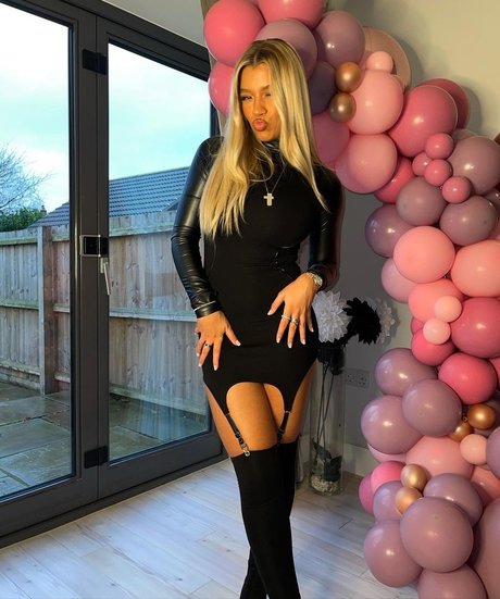 Molly Rainford top star galerie