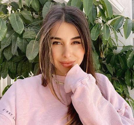 Daniella Monet buen modelo archivo