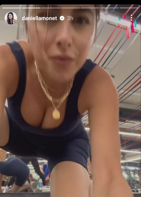 Daniella Monet star du porno de haute qualité image