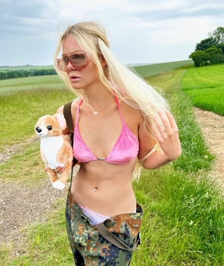 Elle Fanning mannequin image