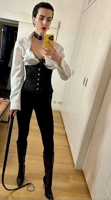 monica de mistress modèle chaud photos