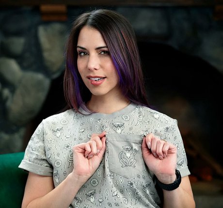 Laura Bailey star du porno chaude des photos