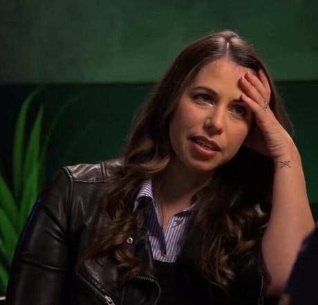 Laura Bailey actriz caliente fotos