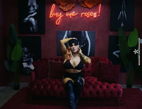 Taya Valkyrie estrella bonita archivo