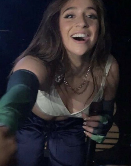 Tate McRae modelo desnuda archivo