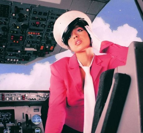 Tate McRae modelo superior foto