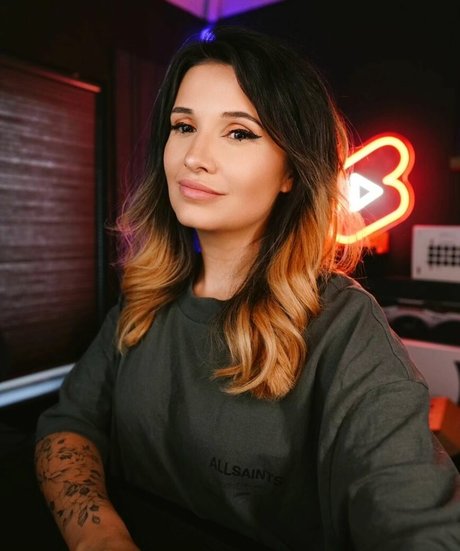 Cadaea modèle pornographique des photos