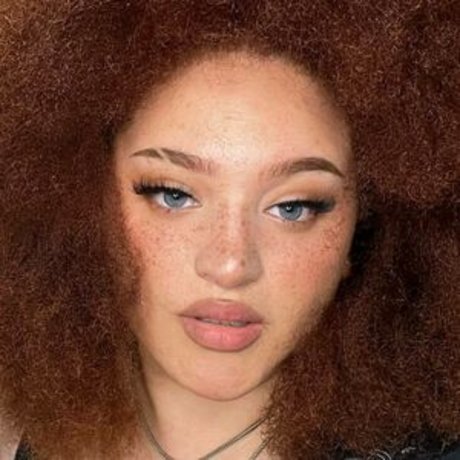 Nikkie Ginger actriz porno imagen