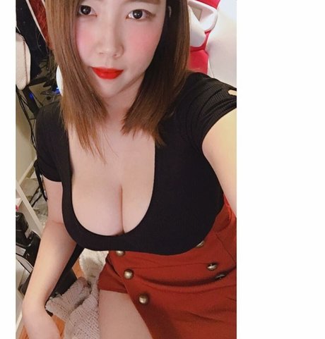 OnlyFans nu en extérieur érotique parfait images