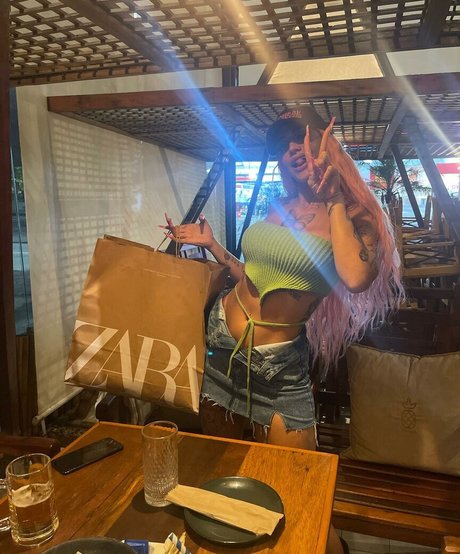 AZZY estrella porno hd galería