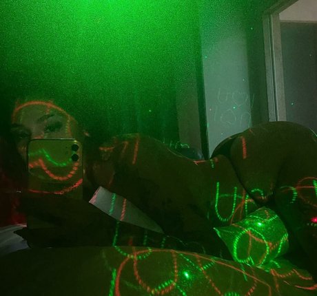 AZZY modelo libre imágenes