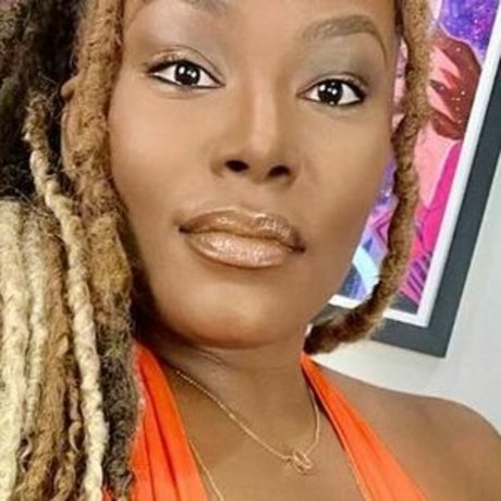 msolurin modelo adulto fotos