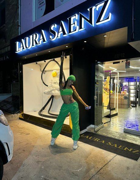 sweetlaurasaenz modèle magnifique photos