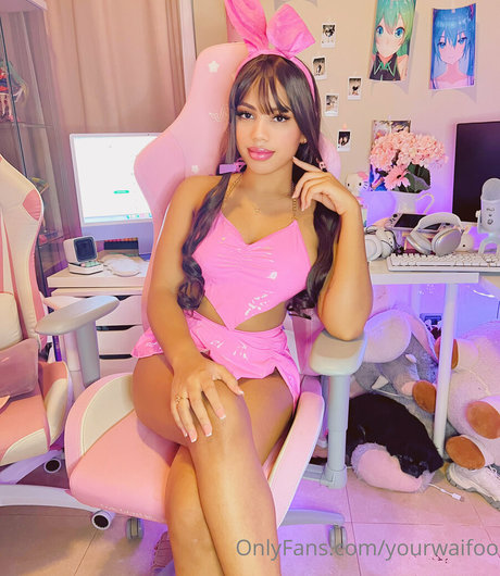 yourwaifoo bonita estrella porno imagen