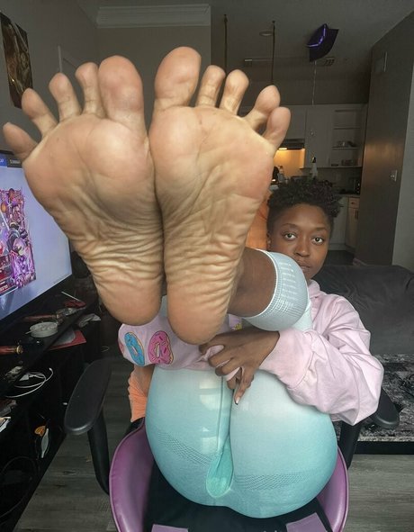 littleebonyfeet actrice exclusive images