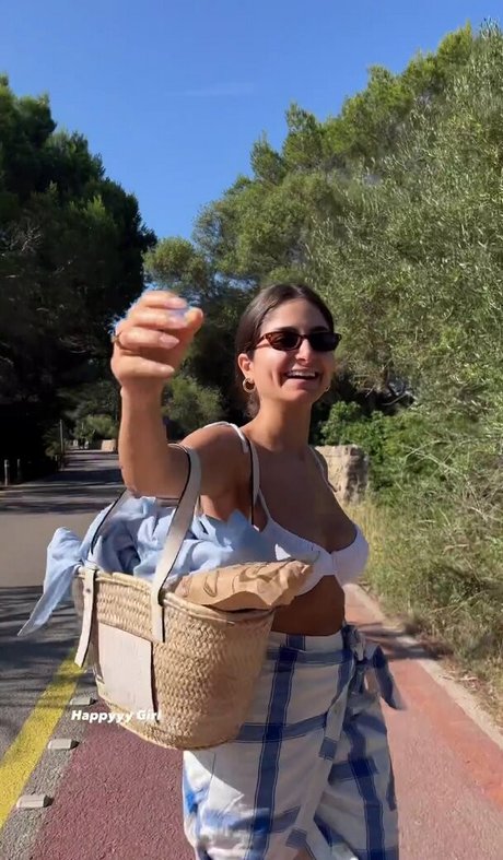 Ischtar Isik modèle nu archive