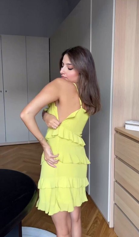 Ischtar Isik étoile sympa galeries