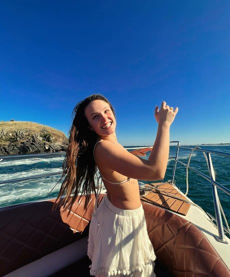 Larissa Manoela modelo gratis galerías