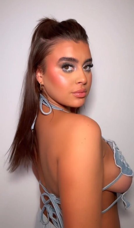 Kalani Hilliker modèles nus galeries