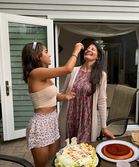 Isabela Merced star du porno belle photos