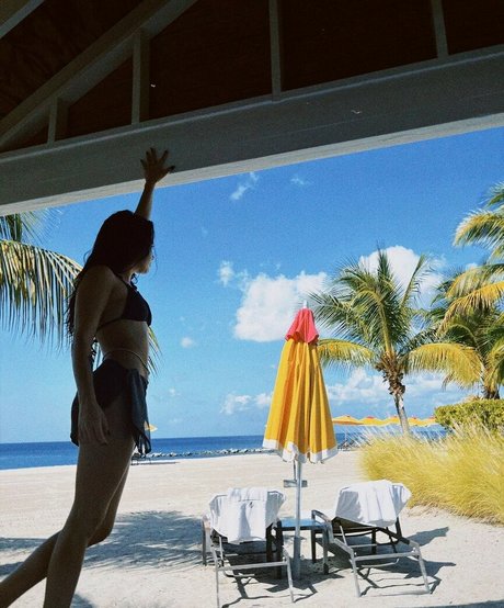 Isabela Merced modèle nu collection