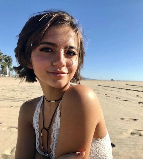 Isabela Merced modèle artistique archive