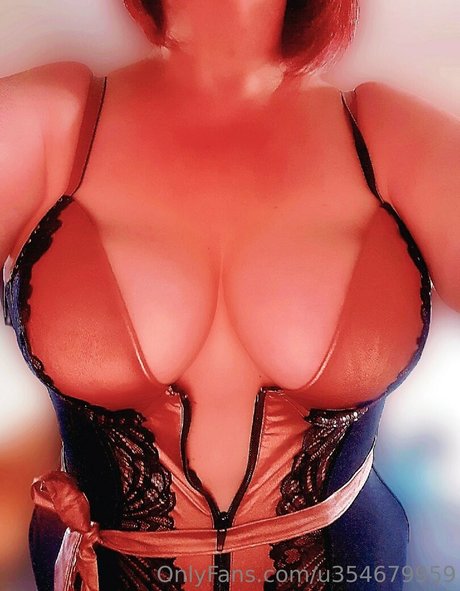 curvyredhead2023 hot model image