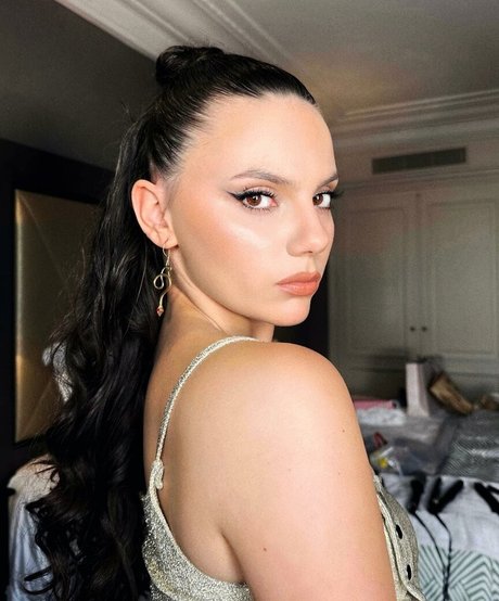 Dafne Keen modelo de arte galería