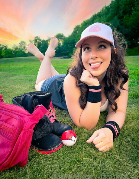 kiaraskyefree arte modelo galerías