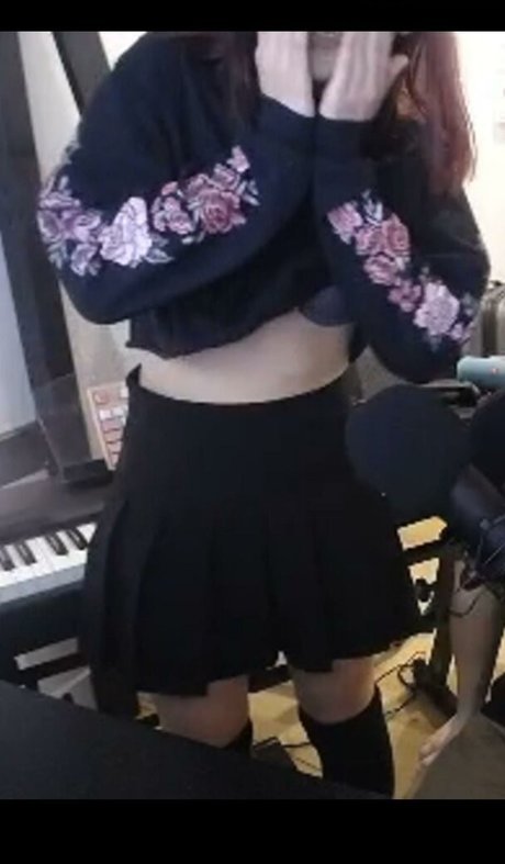 LilyPichu hermosa modelo galería