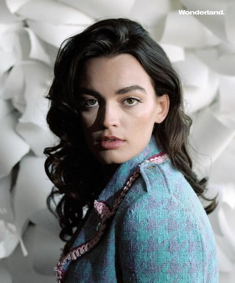 Emma Mackey actriz de desnudos galerías