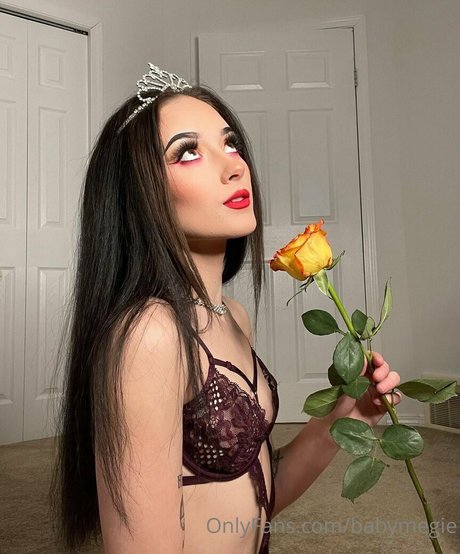 Babymegie modelo desnudo imagen