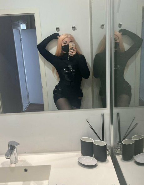 Aurelia Baker estrella del arte foto